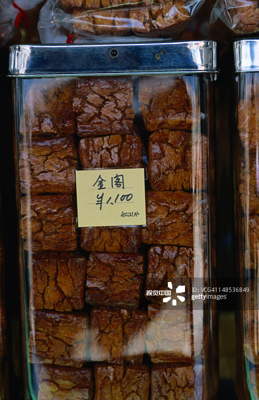 京都装满仙贝的罐子，许多日本人最喜欢的米饼零食图片素材