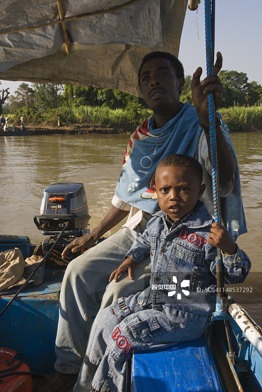 父子在船上图片素材