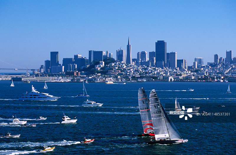 美洲杯帆船赛：甲骨文队和阿灵基队图片素材