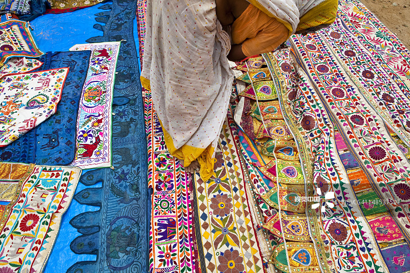 在安朱纳跳蚤市场安排刺绣布展示的摊位图片素材
