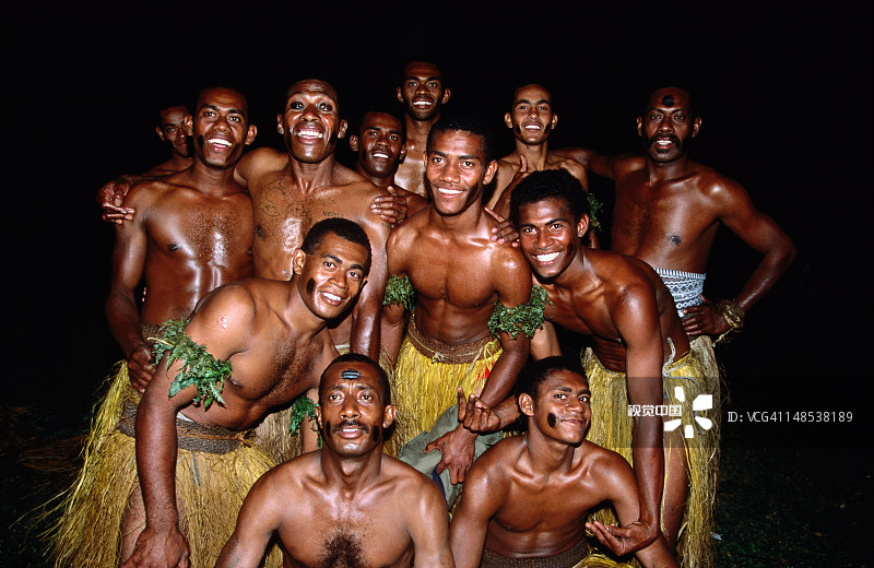 穿着草裙的快乐贝卡岛走火者图片素材