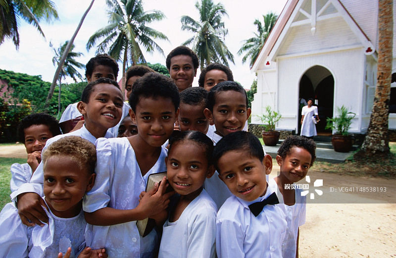 瓦卡亚村教堂外的孩子们图片素材