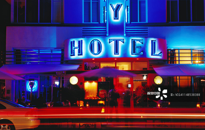 南海滩海洋大道上的殖民地酒店外夜景图片素材