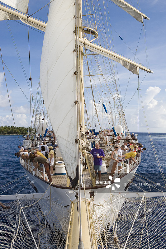 星空飞扬号帆船驶过阿瓦托鲁海峡进入兰吉罗阿环礁图片素材