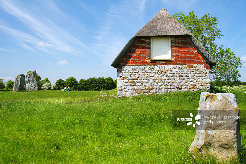 阿维伯里世界遗产地的立石和乡村房屋图片素材