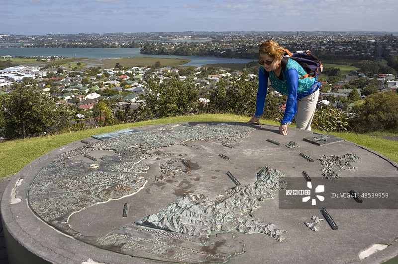维多利亚山瞭望台与女子，德文波特图片素材