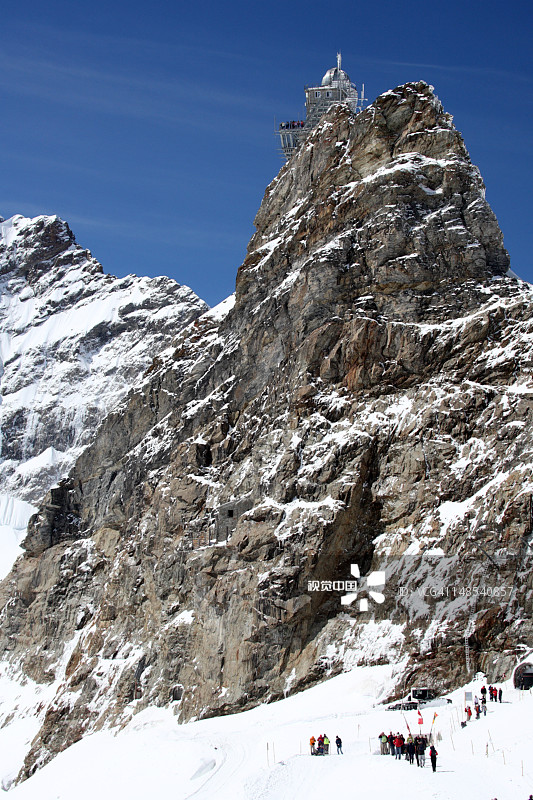 滑雪和滑雪板公园里的游客，背景是狮身人面像观察站图片素材
