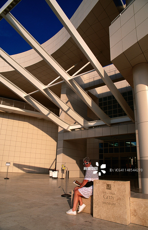坐在J·保罗·盖蒂博物馆外的女人图片素材