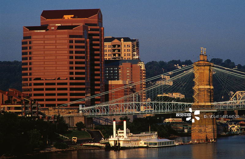 俄亥俄河上的罗布林吊桥和城市建筑图片素材