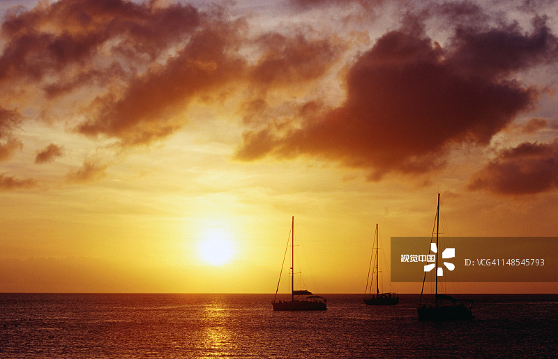 日落时分罗德尼湾的游艇图片素材