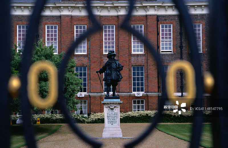 透过大门看肯辛顿宫前的雕像，英国伦敦图片素材