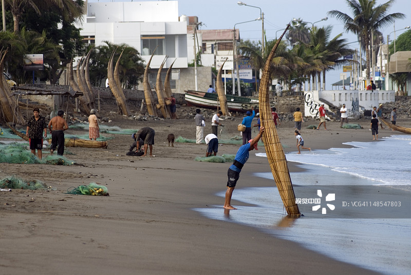 小马（托托拉芦苇船）和海滩上的人们图片素材