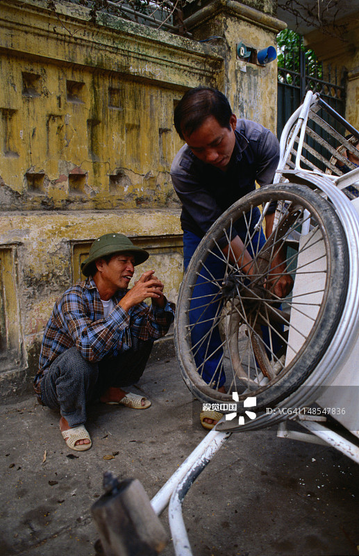阳观看龙修理他的三轮车图片素材