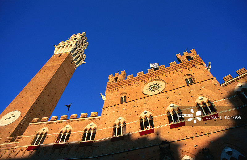 锡耶纳赛马节期间的曼吉亚塔楼和公共宫殿图片素材