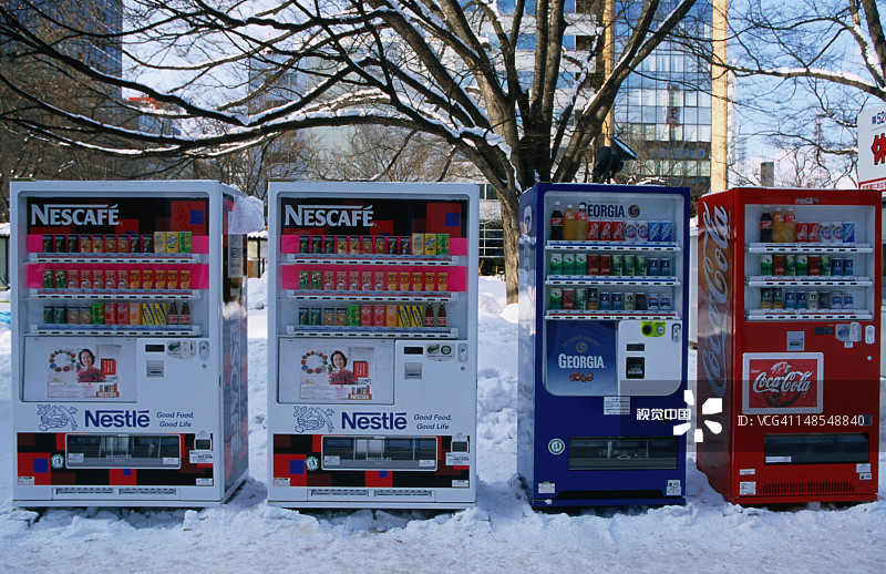 冬季街道上的雀巢咖啡、乔治亚和可口可乐自动售货机图片素材