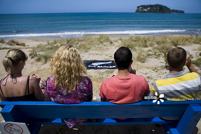 坐在旺格马塔海滩上的人们图片素材