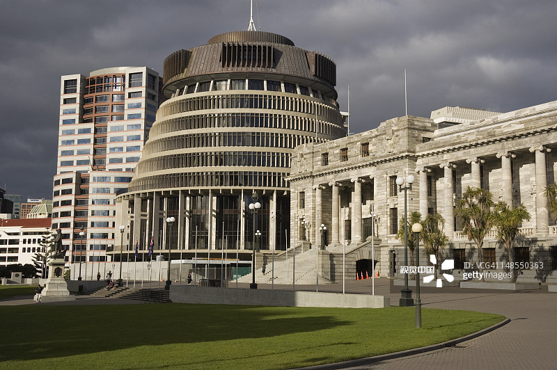 议会大厦（右）和蜂巢（左）图片素材