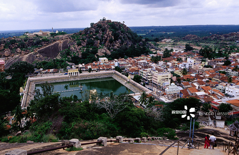 温迪亚吉里山的城镇和圣水池图片素材