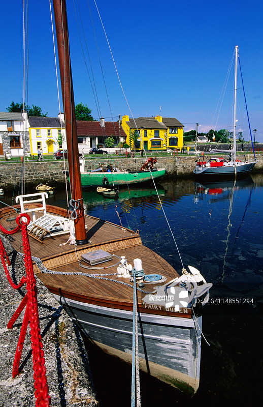 海港小镇旁的船只图片素材