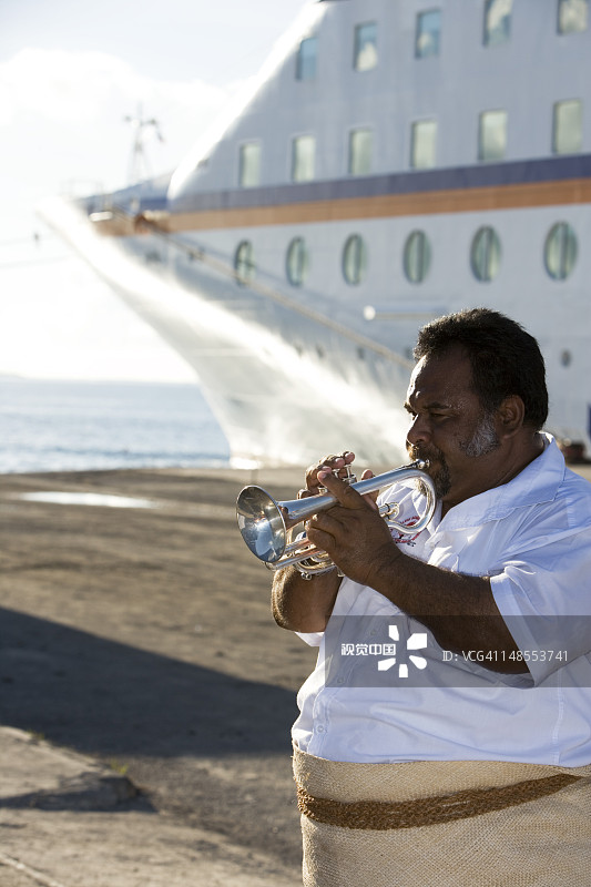 汤加铜管乐队指挥在“哥伦布”号邮轮上为乘客演奏小号（赫伯罗特邮轮）图片素材