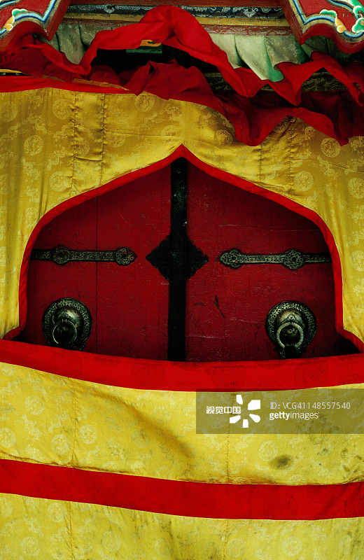 萨迦寺藏区装饰门图片素材