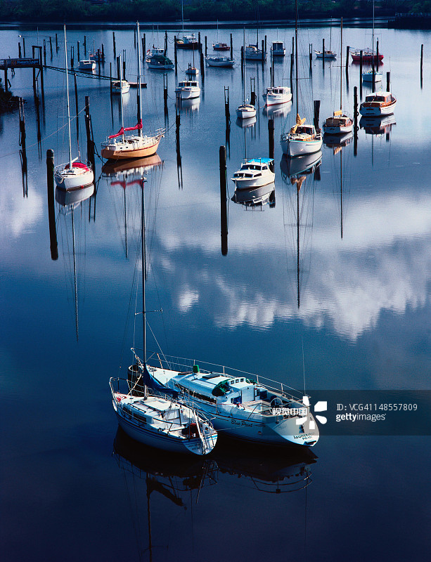 停泊在塔玛河上的船只和游艇图片素材