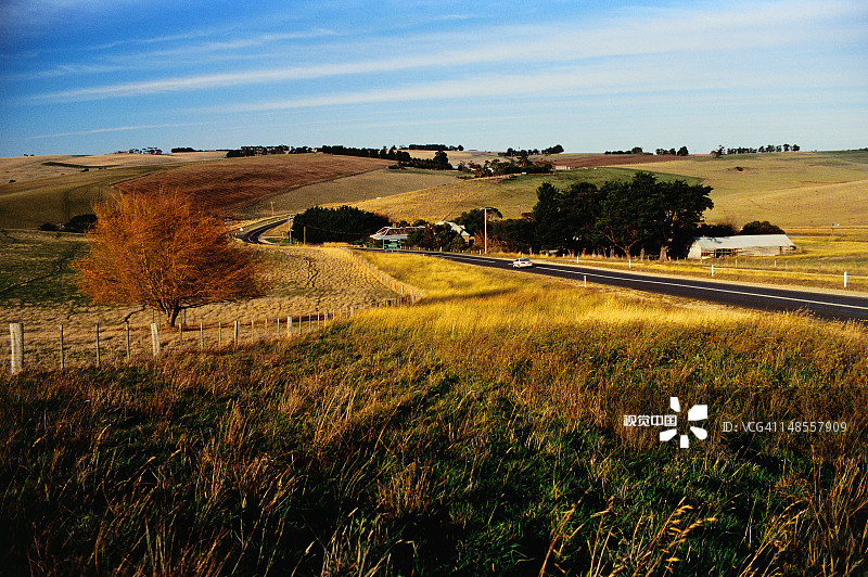 驾车穿越维多利亚州吉朗的巴拉布尔山图片素材