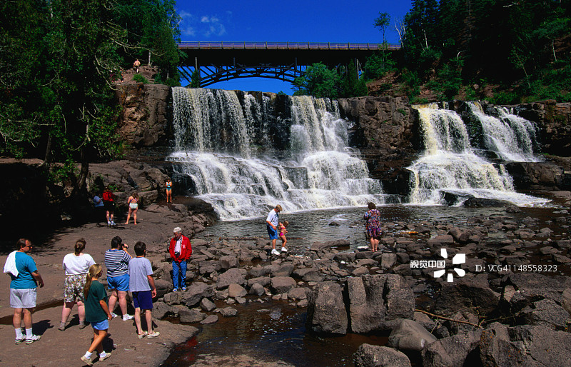 鹅莓瀑布州立公园的游客图片素材