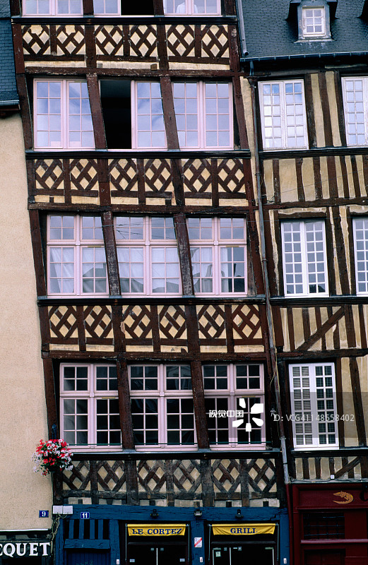 带有图案的木材装饰着1720年大火中幸存的半木房屋的正面图片素材