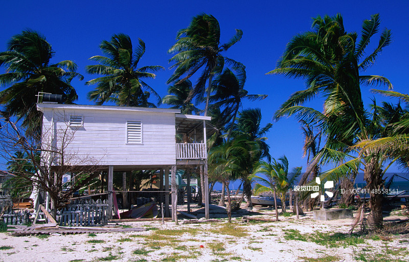 位于热带科尔克岛海滩上的海滨住宿图片素材