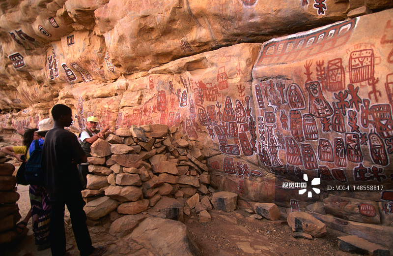 松果村多贡地区的悬崖割礼仪式绘画图片素材