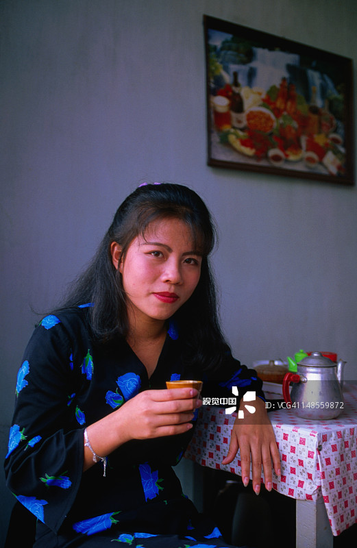 在Dalat咖啡馆喝咖啡的年轻女人图片素材