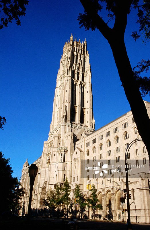 晨边高地的河边教堂图片素材