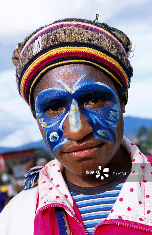 恩加文化节上的脸绘蝴蝶的年轻男人图片素材