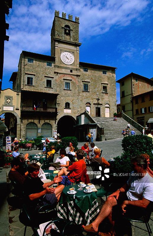 人们坐在共和国广场市政宫的户外咖啡馆里图片素材