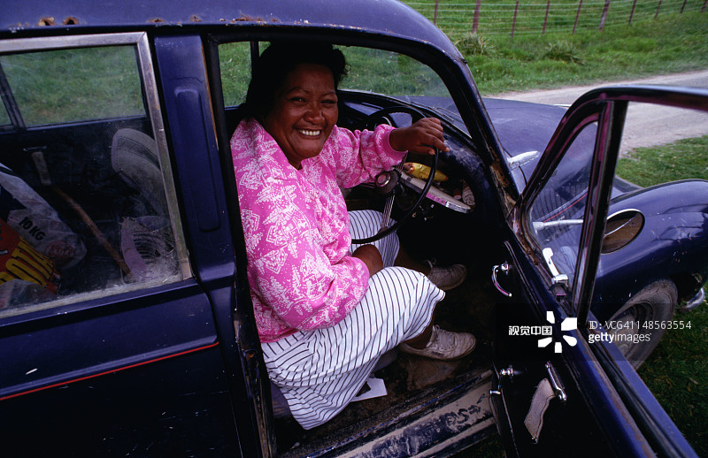 老式汽车里的毛利族女性图片素材