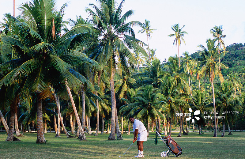 男人在瓦卡亚俱乐部打高尔夫球图片素材