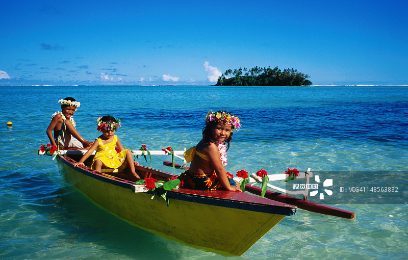 孩子们在舷外支架独木舟上图片素材