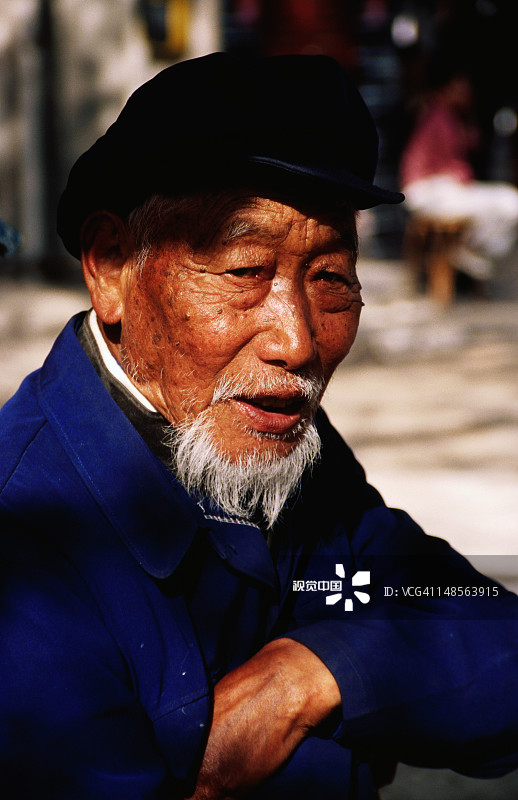 身穿中山装的老人图片素材