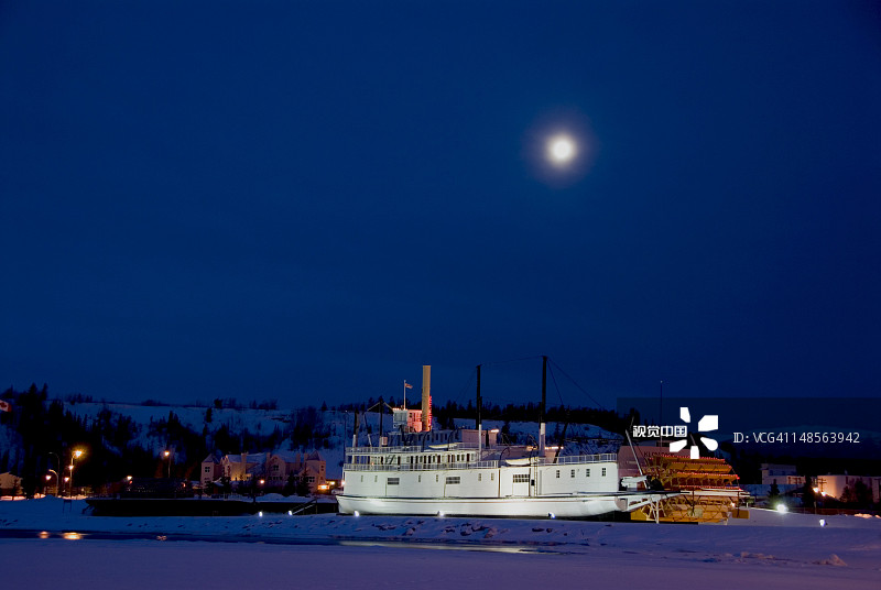 育空河畔，克朗代克国家历史遗址冬日之上的月亮图片素材