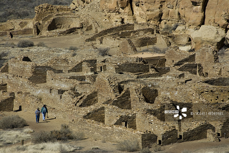 游客在普韦布洛博尼托遗址中漫步图片素材