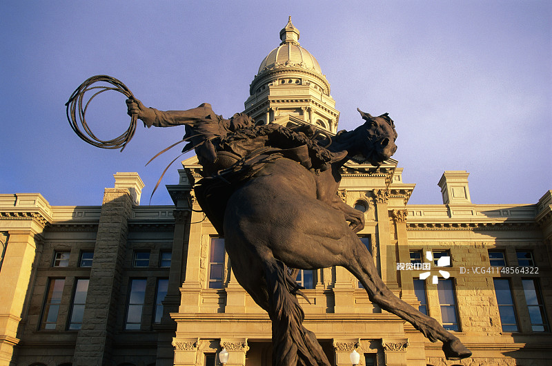 “怀俄明精神”雕像与州议会大厦图片素材