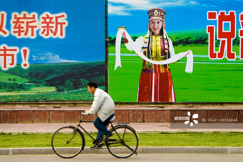 男人骑自行车图片素材
