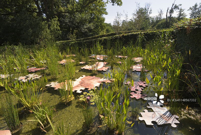 城堡花园，带有漂浮拼图的池塘图片素材