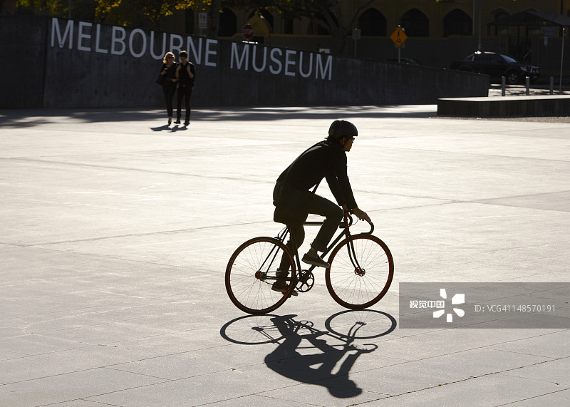 墨尔本博物馆附近的骑自行车者图片素材