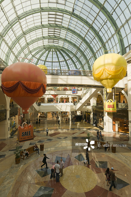 阿联酋购物中心内部，顾客正在购物图片素材