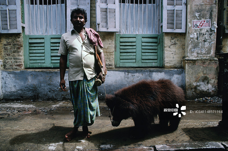 在萨德街表演熊的男人图片素材