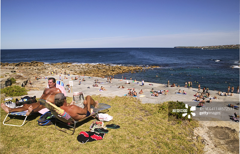 在克洛维利海滩北部享受日光浴、游泳和浮潜的人们图片素材