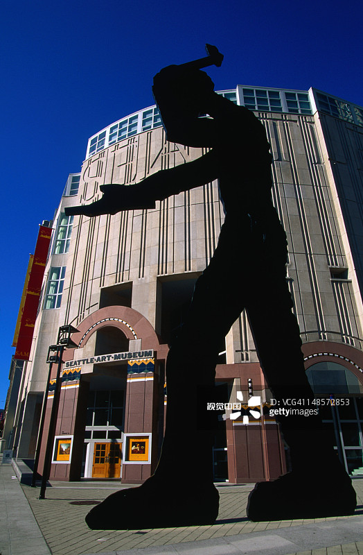 乔纳森·博罗夫斯基的四层楼高的动态雕塑作品《锤击者》矗立在西雅图艺术博物馆的入口处图片素材