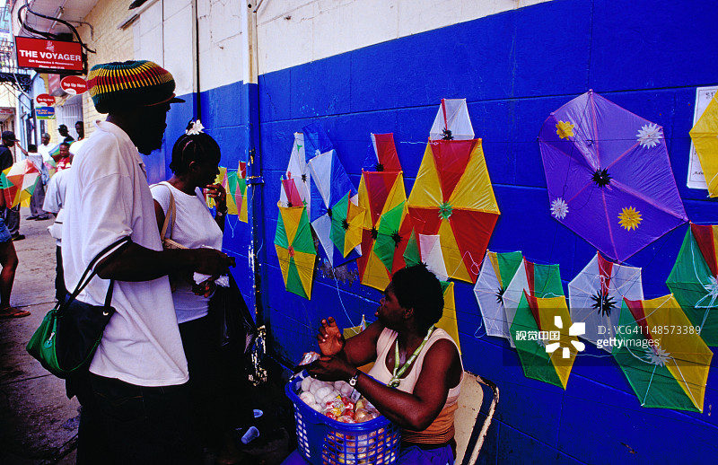 情侣在街边摊购买风筝图片素材